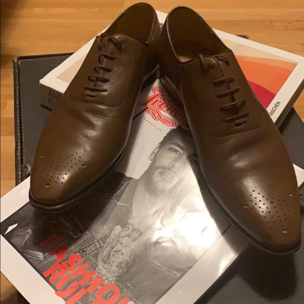 GUCCI Lace up wingtip shoe in brown.